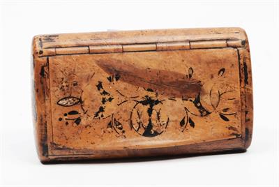 Lot 90 - AN 18TH CENTURY BURR WOOD AND TORTOISESHELL LINED SNUFF BOX