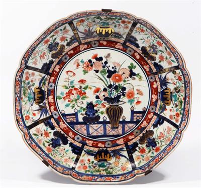 Lot 115 - A LARGE JAPANESE POLYCHROME ENAMEL CHARGER