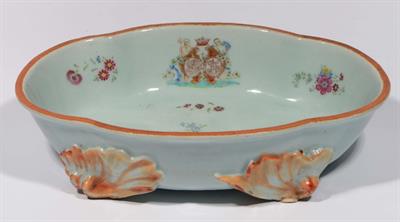 Lot 116 - A CHINESE QIANLONG FAMILLE ROSE ENAMEL SHAPED OVAL BOWL