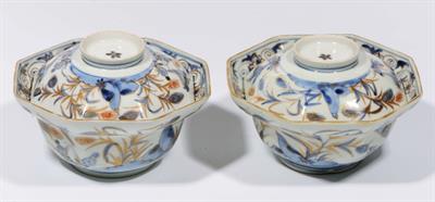 Lot 118 - A PAIR OF JAPANESE IMARI PORCELAIN OCTAGONAL BOWLS AND COVERS