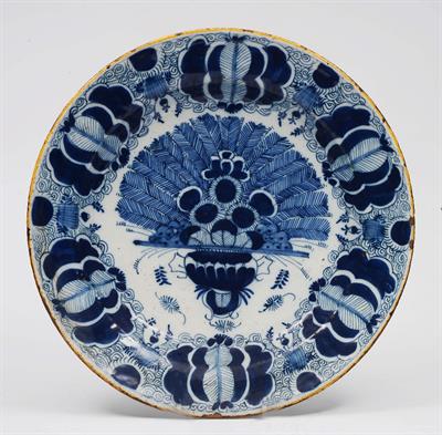 Lot 197 - AN 18TH CENTURY DELFT BLUE AND WHITE SAUCER DISH