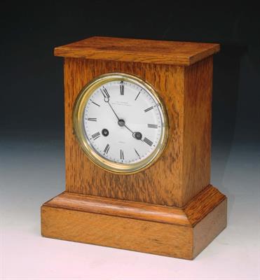 Lot 231 - AN OAK MANTEL CLOCK