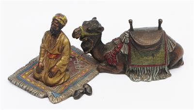 Lot 262 - AN AUSTRIAN COLD CAST BRONZE MODEL OF AN ARAB TRIBESMAN PRAYING