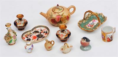 Lot 263 - A GROUP OF ELEVEN MINIATURE CERAMIC ITEMS