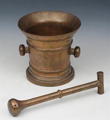 Lot 335 - AN ANTIQUE BRONZE MORTAR AND PESTLE