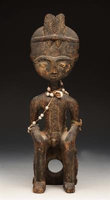 Lot 368 - AN AFRICAN TRIBAL CARVED WOODEN FIGURE