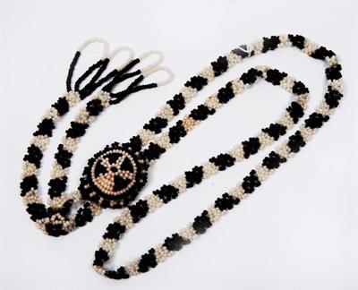 Lot 395 - A NORTH AMERICAN NATIVE BLACK AND WHITE BEAD NECKLACE