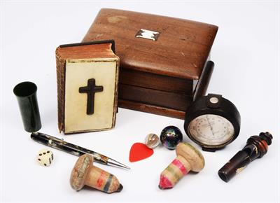 Lot 401 - A GHANAIN WOODEN AND BONE INLAID BOX AND COVER