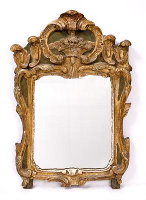 Lot 30 - AN 18TH CENTURY GILT CARVED GILTWOOD HANGING WALL MIRROR