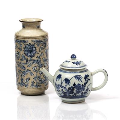 Lot 81 - AN 18TH CENTURY CHINESE PORCELAIN BLUE AND WHITE TEAPOT AND COVER