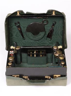 Lot 116 - A GREEN LEATHER GENTLEMANS DRESSING CASE