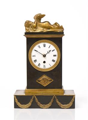 Lot 132 - AN EARLY 19TH CENTURY FRENCH BRONZE AND ORMOLU MANTEL TIMEPIECE
