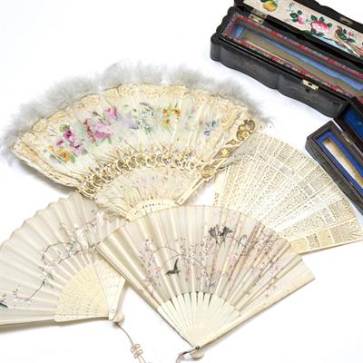 Lot 154 - A LATE 19TH/EARLY 20TH CENTURY CANTONESE IVORY FAN