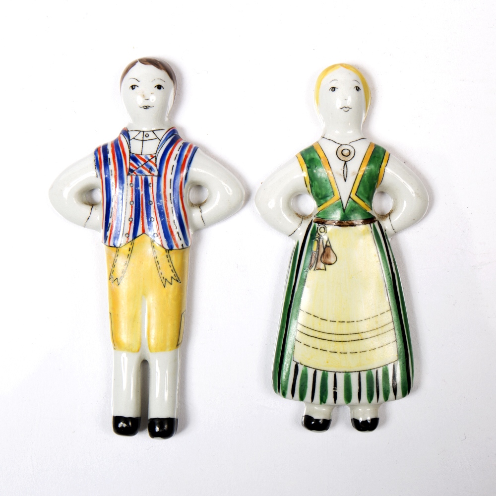 Lot 160 - A PAIR OF VINTAGE ARABIA (FINLAND) CERAMIC FLAT BACK FIGURES