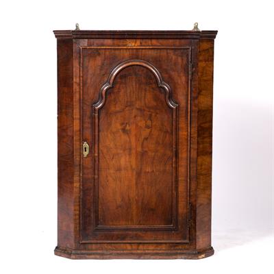 Lot 251 - A GEORGE I WALNUT HANGING CORNER CUPBOARD