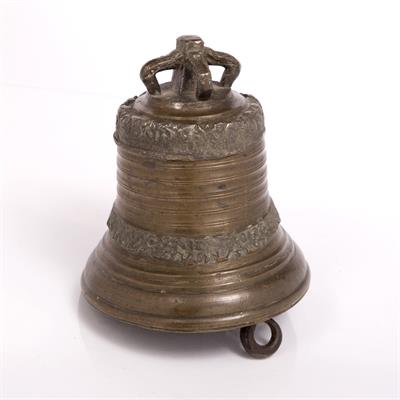 Lot 201 - AN ANTIQUE BRONZE SHIPS BELL