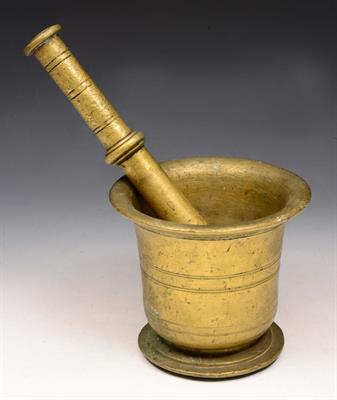 Lot 202 - AN ANTIQUE BELL METAL PESTLE AND MORTAR