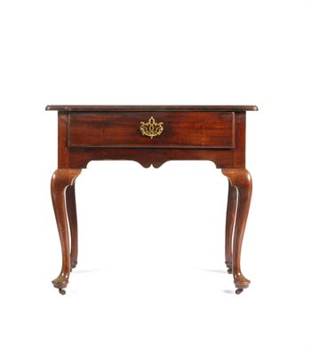 Lot 86 - A GEORGIAN MAHOGANY SIDE TABLE with single frieze drawer and shaped frieze