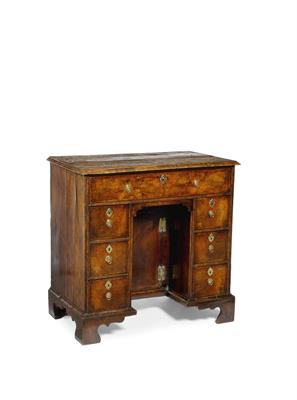 Lot 93 - A GEORGE I WALNUT KNEEHOLE DESK fitted with an arrangement of seven herringbone banded drawers aroun