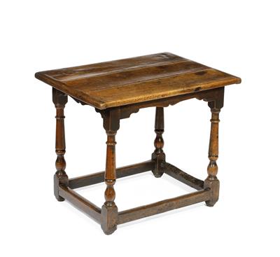 Lot 112 - AN ANTIQUE OAK RECTANGULAR TOPPED OCCASIONAL TABLE