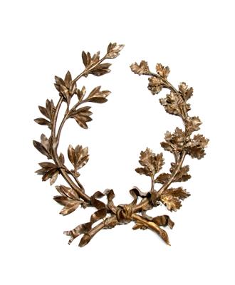 Lot 129 - A FRENCH CAST BRONZE WALL MOUNTED WREATH of oak and laurel branches