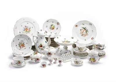 Lot 192 - A LATE 20TH / EARLY 21ST CENTURY HUNGARIAN HEREND PORCELAIN PART DINNER