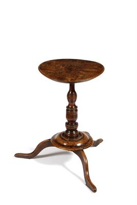 Lot 201 - AN EARLY 18TH CENTURY WALNUT LAMP TABLE