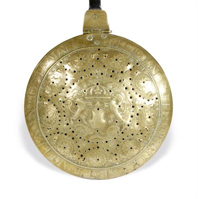 Lot 266 - AN ANGLO DUTCH 17TH CENTURY BRASS AND WROUGHT IRON WARMING PAN embossed with a central coat of arms