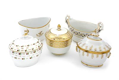 Lot 304 - A WORCESTER FLIGHT & BARR EARLY 19TH CENTURY PORCELAIN TWO HANDLED SUGAR BOWL with gilt line and tra