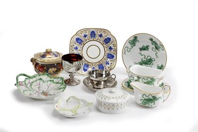 Lot 322 - A COLLECTION OF VARIOUS 18TH CENTURY AND LATER POTTERY AND PORCELAIN to include a leaf moulded dish