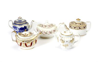 Lot 346 - A GROUP OF FIVE EARLY 19TH CENTURY ENGLISH PORCELAIN TEAPOTS by Worcester and others (5)