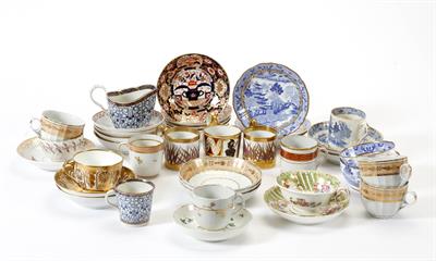 Lot 360 - A GROUP OF 18TH AND 19TH CENTURY ENGLISH PORCELAIN TEA AND COFFEE WARE cups and saucers