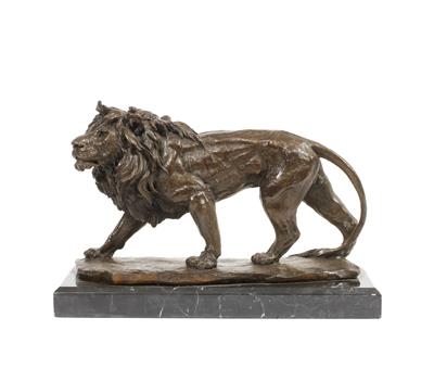 Lot 428 - A CONTEMPORARY BRONZE SCULPTURE of a lion on a rectangular black marble base