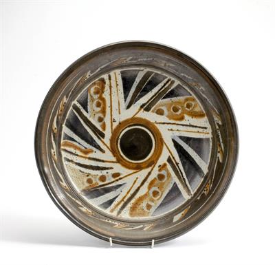 Lot 431 - A LATE 20TH CENTURY STUDIO POTTERY STONEWARE CHARGER with radiating designs in browns