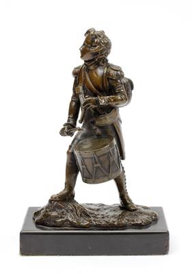 Lot 439 - AN ANTIQUE BRONZE SCULPTURE of a military drummer