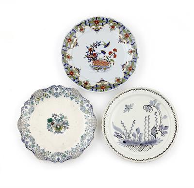 Lot 495 - A MID 18TH CENTURY NORTHERN FRENCH FAIENCE PLATE