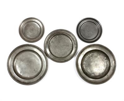 Lot 505 - AN OLD PEWTER DEEP CHARGER with touch marks to the reverse 35cm diameter together with a pewter char