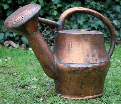 Lot 636 - A LATE 18TH CENTURY FRENCH COPPER WATERING CAN