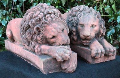 Lot 654 - A PAIR OF CAST COMPOSITE RECUMBENT LIONS after Canova