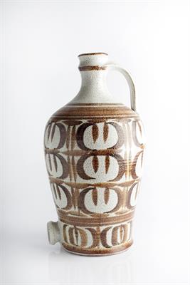 Lot 11 - Geoffrey Eastop (British, 1921-2014)
Cider jar
painted motifs in brown
painted potter's mark
40