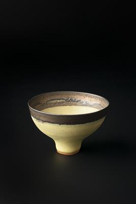 Lot 42 - ‡Lucie Rie (Austria, 1902-1995)
Footed bowl
in yellow glaze and with manganese rim
impressed