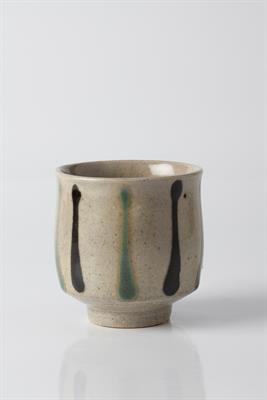 Lot 138 - Tatsuzo Shimaoka (Japanese, 1919-2007) (attributed to)
Yunomi tea bowl
green and brown stripe
9cm