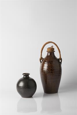 Lot 147 - Mirek Smisek (New Zealand, 1925-2013)
Flagon and vase
salt glazed
each signed
30cm and 15cm high