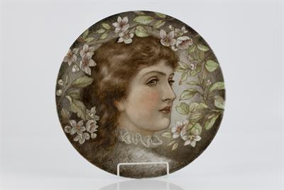 Lot 183 - Pre-Raphaelite School
Charger
profile of a beauty
signed 'N L Collins'
34