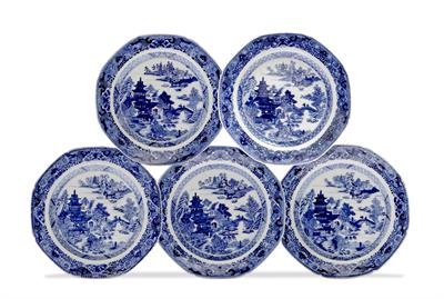 Lot 18 - A set of five Chinese blue and white plates