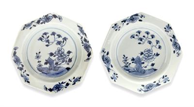 Lot 19 - A pair of Chinese octagonal blue and white shallow bowls