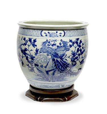 Lot 22 - A Chinese blue and white porcelain fish tank