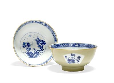 Lot 26 - A pair of Chinese porcelain bowls