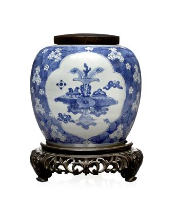 Lot 28 - A Chinese blue and white ginger jar
