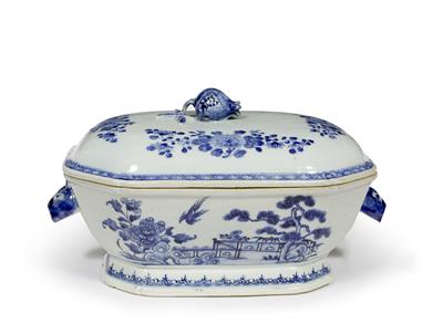 Lot 32 - A Chinese blue and white export tureen and cover